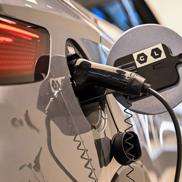 Bùng nổ cuộc đua công nghệ sạc EV "nhanh như đổ xăng"