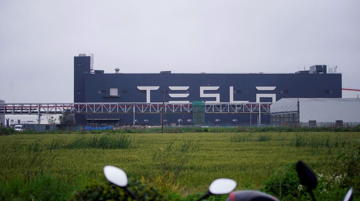 Các nhà máy sản xuất ô tô ở Thượng Hải vật lộn với việc khởi động lại dây chuyền
