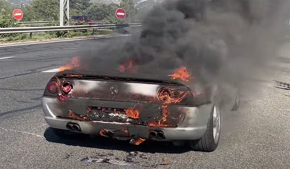 Đi mua xe Ferrari F355, đang lái thử thì xe bốc cháy dữ dội