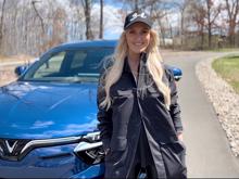 Supercar Blondie nói gì khi lần đầu lái VinFast VF 8 tại Mỹ?