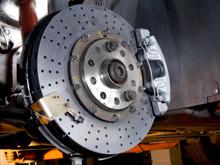 Tại sao phanh đĩa gốm carbon lại cực đắt đỏ?