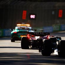 Max Verstappen chê xe an toàn “rùa”, FIA phải lên tiếng