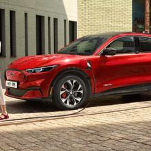 Giá pin đã rẻ hơn, vì sao giá ô tô điện ngày càng tăng?