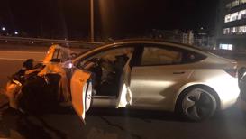 Tesla Model 3 &quot;tự l&#225;i&quot; đ&#226;m n&#225;t xe cảnh s&#225;t - Ảnh 1