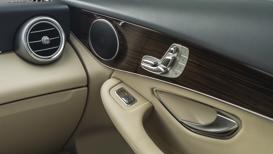 Giá 1,7 tỷ, Mercedes GLC 200 mới quyết “kéo” khách phổ thông - Ảnh 4