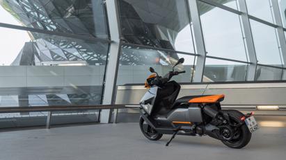 BMW ra mắt scooter điện tương lai CE 04 gi&#225; khởi điểm 11,795 USD - Ảnh 8