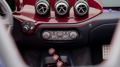 Cận cảnh Ferrari V12 F60 si&#234;u hiếm - Ảnh 3