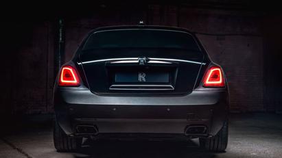 Rolls-Royce Ghost 2022 lộ diện với phi&#234;n bản đen nh&#225;m huyền b&#237; - Ảnh 4