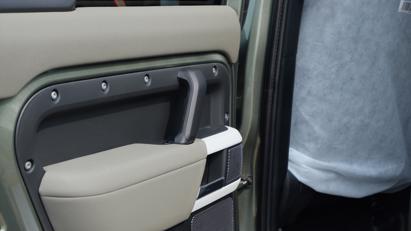 &quot;Vua địa h&#236;nh&quot; Land Rover Defender vừa cập bến tại Việt Nam - Ảnh 10