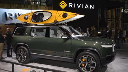 Xe điện Rivian R1T c&#243; thể xoay tr&#242;n một chỗ như xe tăng - Ảnh 3