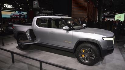 Xe điện Rivian R1T c&#243; thể xoay tr&#242;n một chỗ như xe tăng - Ảnh 4