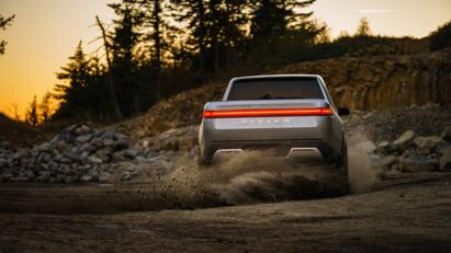 Xe điện Rivian R1T c&#243; thể xoay tr&#242;n một chỗ như xe tăng - Ảnh 1