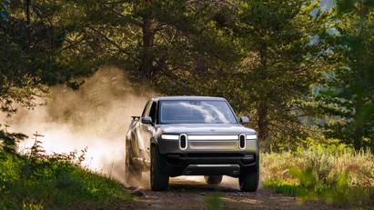 Xe điện Rivian R1T c&#243; thể xoay tr&#242;n một chỗ như xe tăng - Ảnh 2