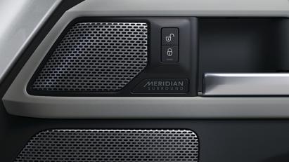 Land Rover Defender mới gi&#225; cao nhất 6 tỷ đồng tại Việt Nam - Ảnh 8