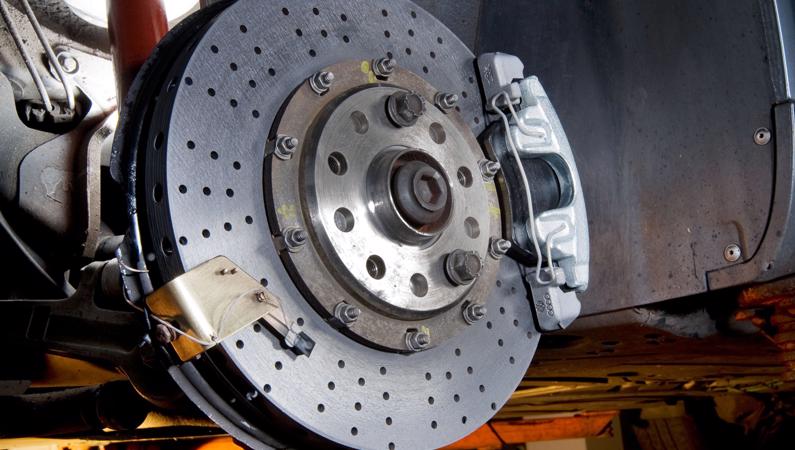 Tại sao phanh đĩa gốm carbon lại cực đắt đỏ?