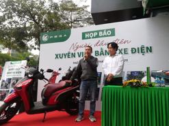 Người đầu tiên đi xuyên Việt bằng xe máy điện