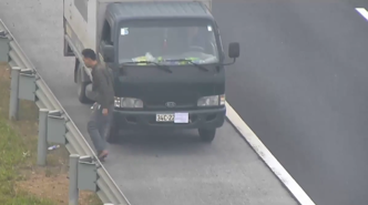 Tài xế dùng “mánh” né bị phạt khi đi lùi trên cao tốc Hà Nội - Hải Phòng