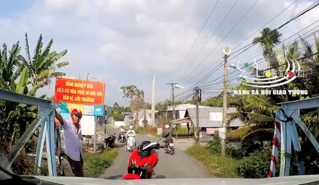 Say xỉn, đi xe máy ngang ngược chặn đầu ô tô qua cầu