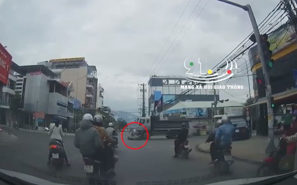 Vượt đèn đỏ, tài xế xe máy thoát chết trong gang tấc