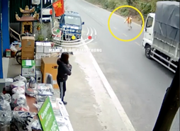 Người đàn ông “hút chết” vì bất ngờ lao ra chặn đầu xe tải