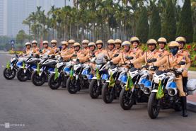 Nữ cảnh sát giao thông dẫn đoàn đại biểu dự Đại hội Đảng