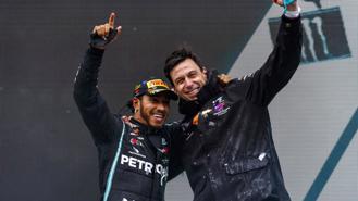 Nhà vô địch Hamilton ở lại với đội đua F1 Mercedes-AMG