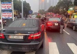 Hà Nội: CSGT xác minh hai chiếc Mercedes cùng biển số chạy trên phố