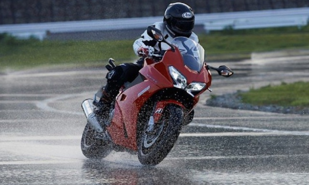 Cách phanh xe tránh trơn trượt khi trời mưa