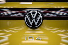 Cuộc chiến ô tô điện giữa Tesla và Volkswagen