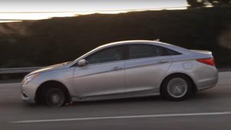 Tài xế vô tư lái Hyundai Sonata nổ lốp trên cao tốc