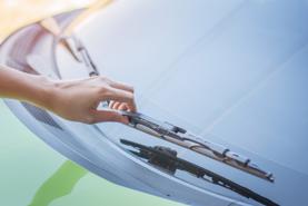 Khi nào bạn nên thay cần gạt nước trên ô tô?