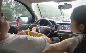 Tài xế lái xe bằng… một chân trên cao tốc