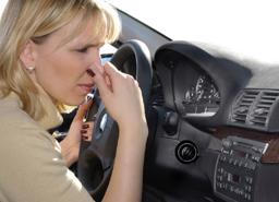 Những lý do khiến ô tô có mùi khí thải khó chịu