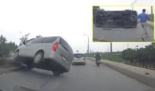 Hà Nội: Vượt vội, ô tô bất ngờ đâm vào vỉa hè lật nghiêng giữa đường
