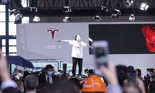 Tesla đối mặt rắc rối tại Trung Quốc sau khi một phụ nữ nhảy lên nóc xe Tesla biểu tình 