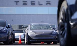 Xe Tesla tự chạy dù ghế tài xế không có người ngồi