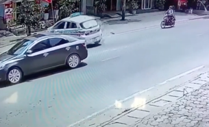 Hoảng hồn màn tài xế taxi drift… 180 độ lên vỉa hè như phim hành động