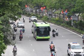 Xe buýt điện VinBus chạy thử nghiệm tại Hà Nội, không đón khách