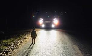 Tài xế “hú hồn” khi phát hiện em bé xuất hiện trên đường trong đêm