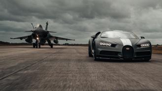 Bugatti Chiron Sport đọ tốc độ cùng máy bay tiêm kích