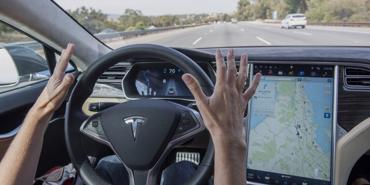 Xe Tesla chạy 131 km/h, tài xế ngủ trên ghế lái