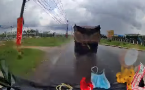 Mặc xe cứu thương hú còi xin vượt, tài xế xe ben “quyết cản đường”