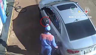 Tài xế ngồi trên ôtô… vứt tiền xuống đất trả nhân viên cây xăng