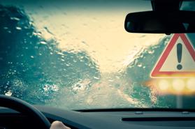 Kinh nghiệm cần biết cho tài xế khi bất ngờ lái xe gặp mưa dông lớn
