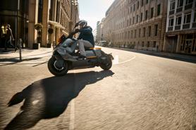 BMW ra mắt scooter điện tương lai CE 04 giá khởi điểm 11,795 USD