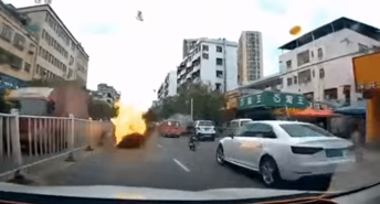 Toyota Camry bất ngờ phát nổ trên đường phố đông đúc của Trung Quốc