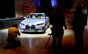 BMW hé lộ cặp đôi xe điện i4 và iX