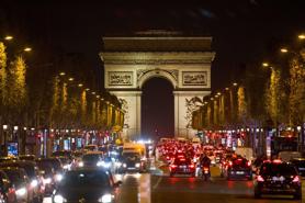 Pháp “chống lại” EU, chưa muốn loại bỏ hoàn toàn ô tô đốt trong 