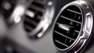 Tại sao điều hòa trên ô tô thổi ra khí nóng?