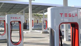 Elon Musk “hứa” Tesla sẽ mở hệ thống sạc xe điện siêu tốc trong năm nay